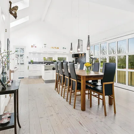 Four-bedroom In Tranekar Διαμέρισμα